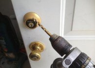Как высверлить личинку замка входной двери