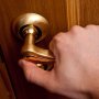 Ремонт дверных ручек межкомнатных дверей: виды неполадок и порядок разбора