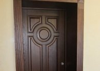 Как отделать входную дверь изнутри и снаружи древесиной, кожей или камнем