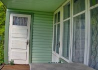 Как выбрать уличные деревянные двери для дома и дачи