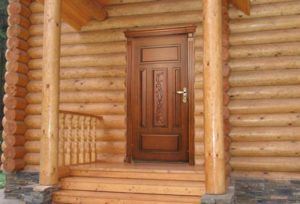 двери в деревянном доме_