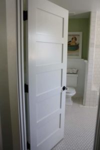 Металлопластиковые двери для ванной и туалета