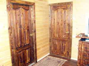 Брашированные двери из массива сосны