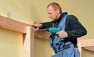 Как крепить дверь к деревянной обвязке в газобетоне