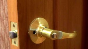 Как открыть самому дверь без ключа межкомнатной двери