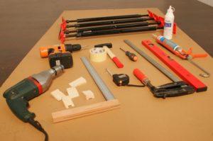 Подготовка необходимых инструментов для установки дверных петель
