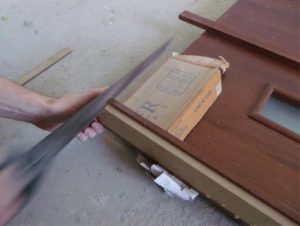 установка деревянной двери с коробкой своими руками