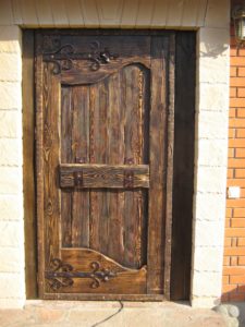 Входные деревянные двери под старину