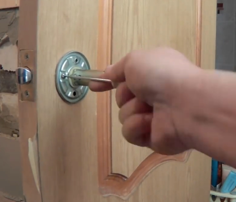  разобрать дверную ручку межкомнатной двери со встроенной защелкой .