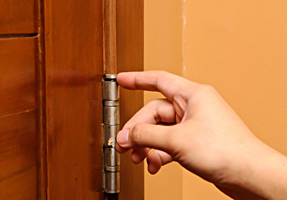 Как смазать дверные петли, не снимая дверь: смазка для железной двери